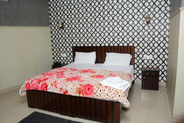 Haldwāni Krazy Hotel מראה חיצוני תמונה